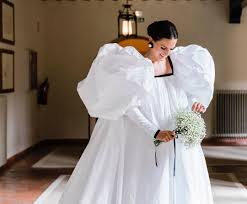 Hace largos vestidos de novia imagenes vestidos de boda espectaculares vestidos de. Quien Es Carlota De La Vega La Novia Del Vestido Globo Gigante De Lorenzo Caprile Del Que Todo El Mundo Habla