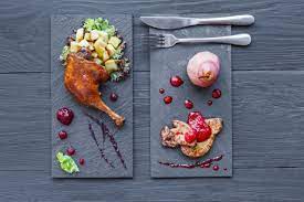 Questi belli piatti di ardesia con progettazione specifica sono un'idea molto personale per coinvolgere i vostri ospiti quel giorno in cui scegli la pizza come menu principale di casa. Piatti In Ardesia Usi E Manutenzione Agrodolce