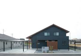 小上がりの畳がある大屋根の家 香川県で自然素材の木の家 注文住宅を建てる大河内工務店 香川県で自然素材の木の家 注文住宅を建てる大河内工務店 住宅 外観 マイホーム 外観 玄関 格子