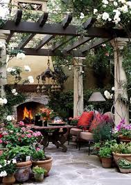 Romantischer Garten Mit Weissen Blumen Kleine Garten Romantischer Garten Mit Weissen Blumen In 2020 Pergola Design Terassenentwurf Diy Pergola