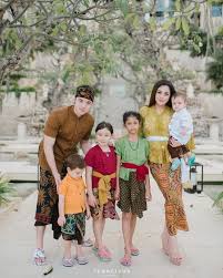 Celine dikabarkan kembali hamil anak keempat (dok. Pemotretan Keluarga Stefan William Dan Celine Evangelista Dengan Pakai Adat Bali Ini Keren Banget Diadona Id