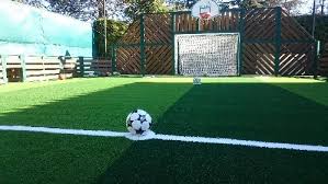 Tout sur le placement des joueurs sur le terrain de foot. Installation D Un Terrain De Foot A 5 A Madrid En Espagne Chez Une Star Du Football Mondialement Connue Gazon Et Pelouse Synthetiques Marseille Univers Gazons