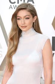 Gigi Hadid S Iridescent Dress Looks Like An Actual Seashell And We Re Diving Right In Gigihadid Gigi Hadid S Cma Awards Yeni Sac 1950ler Modasi Sac Renkleri