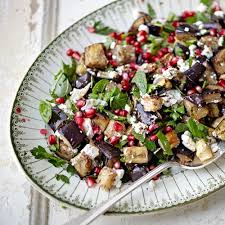 Dat maakt het eten van een salade een stuk leuker! Aubergine Met Granaatappel Feta