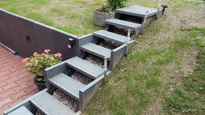 Garten & freizeit > gartenmöbel & spiele > gartenmöbel > gartentische beliani, praktischer tisch aus stahl für den garten mit diesem tisch schaffen sie sich in ihrem garten, auf ihrer terrasse oder. Boschungsabstutzung Mit L Steinen Aus Recyclingkunststoff