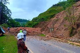 Tanah runtuh merupakan salah satu tragedi yang berkaitan dengan kegelongsoran tanah dan boleh menyebabkan kematian. Laluan Ke Cameron Highlands Ditutup Ekoran Tanah Runtuh Suara Perak