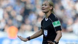 Auch die sportmoderation claudia neumann bekam die wut der fans bereits zu spüren. Bibiana Steinhaus Overcoming Resistance On Her Way To The Top Sports German Football And Major International Sports News Dw 08 09 2017