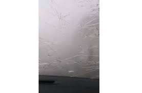 Guardate che accumulo oltre i 60 cm. Francia I Chicchi Enormi Di Grandine Distruggono Il Parabrezza Video