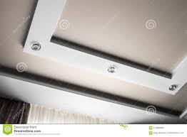 « placoplatre » ou « placo » ou « gyproc » (au québec et en belgique)) sont un produit de construction industrialisé couramment utilisé pour la finition des murs et des plafonds intérieurs. Plafond Suspendu Et Suspendu A Multiniveaux De La Plaque De Platre Photo Stock Image Du Plafond Multiniveaux 114855890