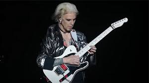 Watch John 5 perform guitar solo at first concert with Mötley Crüe