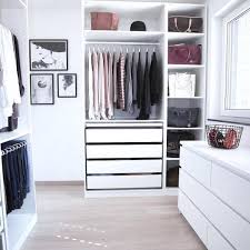 So Einfach Gunstig Kannst Du Einen Begehbaren Kleiderschrank Selber Bauen In 2020 Ikea Bedroom Bedroom Wardrobe Room Closet
