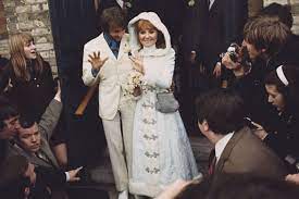 Pictures Of Lulu And Maurice Gibb Of The Bee Gees On Their Wedding Day In 1969 Vintage News Daily