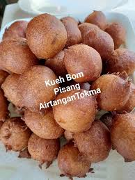 Satukan gandum, tepung pulut dan garam.tambah air sedikit demi sedikit dan uli hingga menjadi doh dan tepung tidak lekat di tangan. Resepi Masakan Kueh Bom Pisang Airtangantokma Lembut Facebook