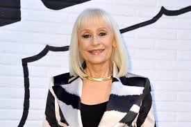 En su comunicado, japino describe a carrà como una mujer fuera de lo común pero dotada de una sencillez sorprendente. M82uyq0sbexd8m