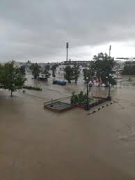 Под водой оказались дороги и тротуары. Thee80ssqjvxem