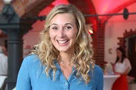 Entdecke rezepte, einrichtungsideen, stilinterpretationen und andere ideen zum ausprobieren. Bergdoktor Schauspieler Sprechstundenhilfe Sophia Thomalla Als Sprechstundenhilfe Nicole Schneider Alexander Kahnwe In 2021 Thomalla Sprechstundenhilfe Doktor