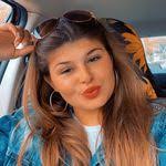 Alexis Stuart's Instagram, Twitter & Facebook