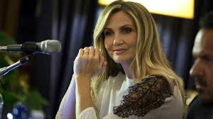 Lorella cuccarini la legnò mediaticamente così: Lorella Cuccarini Favorevole Al Governo Ma Condanna Il Papa E L Europa
