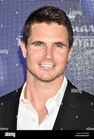 John Amell's Instagram, Twitter & Facebook