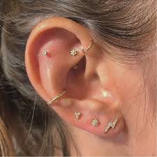 13 7k likes 83 comments original piercing studio afabrii on instagram nao tinha como nao p pretty ear piercings cool ear piercings earings piercings