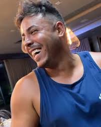 Percebi que toda vez que vejo seu sorriso, meu coração sorri também 🥺🤍 .  . . . #renatogarciayt💘 #renatogarciayt😍