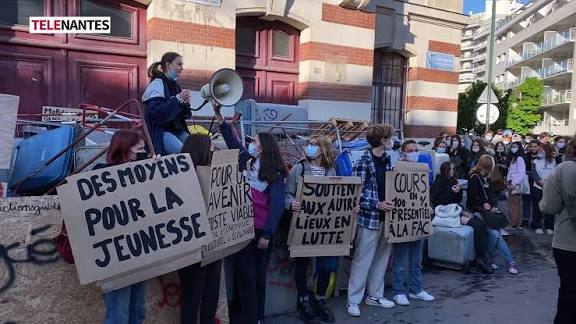 BLOCUS A GUIST'HAU, C'est l'Union nationale des lycéens (UNL) qui appellait à des blocus dans les lycées à partir de lundi. Le lycée Guisthau de Nantes a finalement rejoint le mouvement ce mercredi. ...