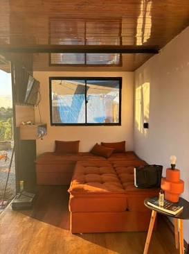 Interior moderno da Cabana Zaian, gerada com IA