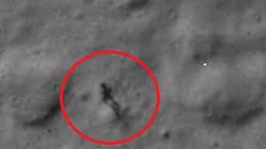 Et on va vous le prouver ! Un Homme Apercoit Une Silhouette Humaine Sur La Lune Et Diffuse La Video