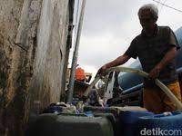 Krisis air besih di kampung hujung kidul kota cimahi (tribunjabar/syarif pulloh anwari) beli air galon, sehari bisa menghabiskan dua galon, per galonnya beli rp 4.000, ujarnya. Hampir Sebulan 8 Wilayah Di Kota Cimahi Krisis Air Bersih