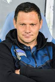 Он играет на позиции правый вингер. Pal Dardai Wikipedia