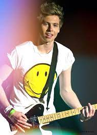 He is an actor, known for riverdale (2017), almost never (2019) and neropatin päiväkirja. Don T Bore Us On Twitter Luke Hemmings 1996 Http T Co Sl17r1clzs