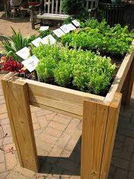 Vous voulez y mettre un peu d'ordre suivez les instructions de stmb construction, votre fabricant de cabane et abri de jardin en bois. Bac A Fleurs En Bois A Faire Soi Meme 52 Bacs A Fleurs Diy Pour S Inspirer Potager Sureleve Carre Potager Jardin Sureleve