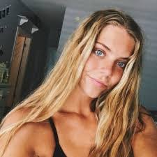 Kari Hillman's Instagram, Twitter & Facebook