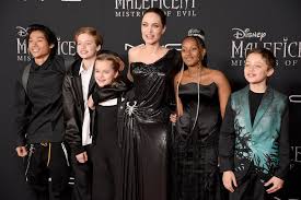 Jolie, who is also mom to sons maddox, 19, and pax, 17, opens up to the magazine about raising her. Shiloh Jolie Pitt Packt Sie Uber Angelinas Und Brads Scheidung Aus Gala De