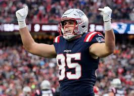 Patriots TE Hunter Henry explains decision to re-sign before free agency –  Boston Herald