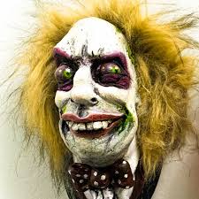 One of my favourite characters I sculpted to date! Sooooo excited for  @beetlejuicemovie to come out!! Who else is champing at the bit to see it  ?? 🖤🖤🖤 #beetlejuice #beetlejuice2 #beetlejuicethemovie