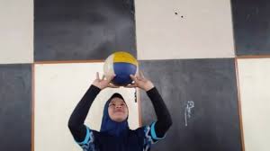 Passing bawah menjadi permulaan dari sebuah penyerangan didalam bola voli. Tutorial Bagaimana Cara Melakukan Passing Atas Dalam Permainan Bola Voli Youtube