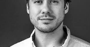 Zdánlivě nesourodý mix témat nabídla novinka pražského švandova divadla ať vejde ten pravý, která se stala jednou z prvních premiér vítajících po osmi měsících opravdové diváky. Patrik Dergel Narodni Divadlo