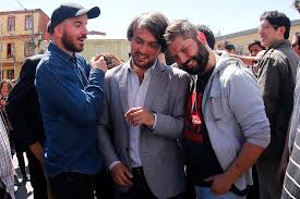 Una ingeniosa y particular campaña iniciaron los diputados giorgio jackson y gabriel boric, quienes buscan diferenciarse el uno del otro tras las es por esto, y junto a su amigo diseñador javier pañella, lanzaron esta divertida animación que busca distinguir a giorgio jackson de gabriel boric. Gabriel Boric En Valparaiso Se Convoco A Sectores Disconformes Por La Incoherencia De La Nueva Mayoria La Tercera