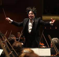 Der typ bewegt sich am podest wie ein. Dirigent Und Macht Was Gustavo Dudamel Tut Ist Kollaboration Welt