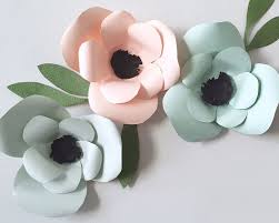 昨年から人気が絶えないジャイアントフラワー今回ご紹介する作り方はとっても簡単で用意するものも画用紙とはさみとのりだけお手軽ジャイアントフラワーは壁にいくつか飾るだけで空間が一気に華やかになる優れもの壁一面に貼ってフォトブースとして使うのもおすすめですよ