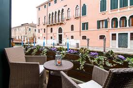 Welche geschichte sie auch enträtseln wollen, wir haben eine große auswahl an apartments in venedig, aus der sie wählen können, egal, ob sie an geräumigen wohnungen mit blick auf die kanäle, kurzzeitmietobjekten in den gepflasterten straßen der altstadt oder exklusiven apartments, die direkt an königliche architektur gebaut sind. Die 10 Besten Ferienwohnung Ferienhaus Venedig 2021 Mit Fotos Auf Tripadvisor Ferienwohnungen Hausboote In Venedig Italien