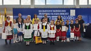 Borzestowo. Premiera hymnu szkoły podczas Gminnego Konkursu Piosenki Kaszubskiej
