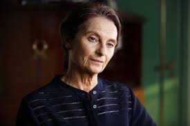 Vi mötte suzanne reuter för ett samtal om yrkesval, rynkkriser, tantpruttar och det. Suzanne Reuter