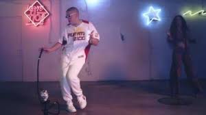 It was released on february 29, 2020 as the third single of his second solo studio album of yhlqmdlg. Bad Bunny Clothes Outfits Brands Style And Looks Spotern