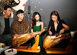 Khả ngân và song luân của hậu duệ mặt trời xuất hiện tình cảm và thân thiết tại một sự kiện. Cáº·p Ä'oi Háº­u Duá» Máº·t Trá»i Song Luan Kháº£ Ngan Háº¹n Ho Ngoai Ä'á»i