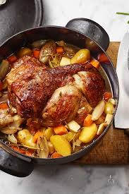 Lammkeule Mit Krauter Meerrettich Sauce Und Frischem Gemuse Ein Tolles Rezept Das Deine Gaste Beeindrucken Wird Lammke Lammkeule Lammkeule Rezept Rezepte