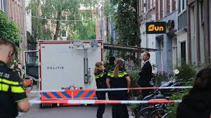 Op de lange leidsedwarsstraat in amsterdam is peter r. Gifhw6vxpnvdtm