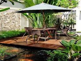 Aksen kayu dekoratif pada sisi lantai taman belakang selain menambah nilai estetis, juga sangat. Taman Tropis Dan Kolam Ikan Desain Taman Kolam I Desain Taman I Desain Kolam I Rumah Minimalis I Desain Rumah