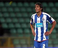 Bruno alves, zenit formasıyla futbola portekiz takımı porto 'nun altyapısına başlayan alves, ülkesinin farense ve vitória guimarães takımları ile yunanistan 'ın aek ekibinde kiralık olarak oynamıştır. F C Porto Bruno Alves Em Accao Junto Dos Jovens Maisfutebol